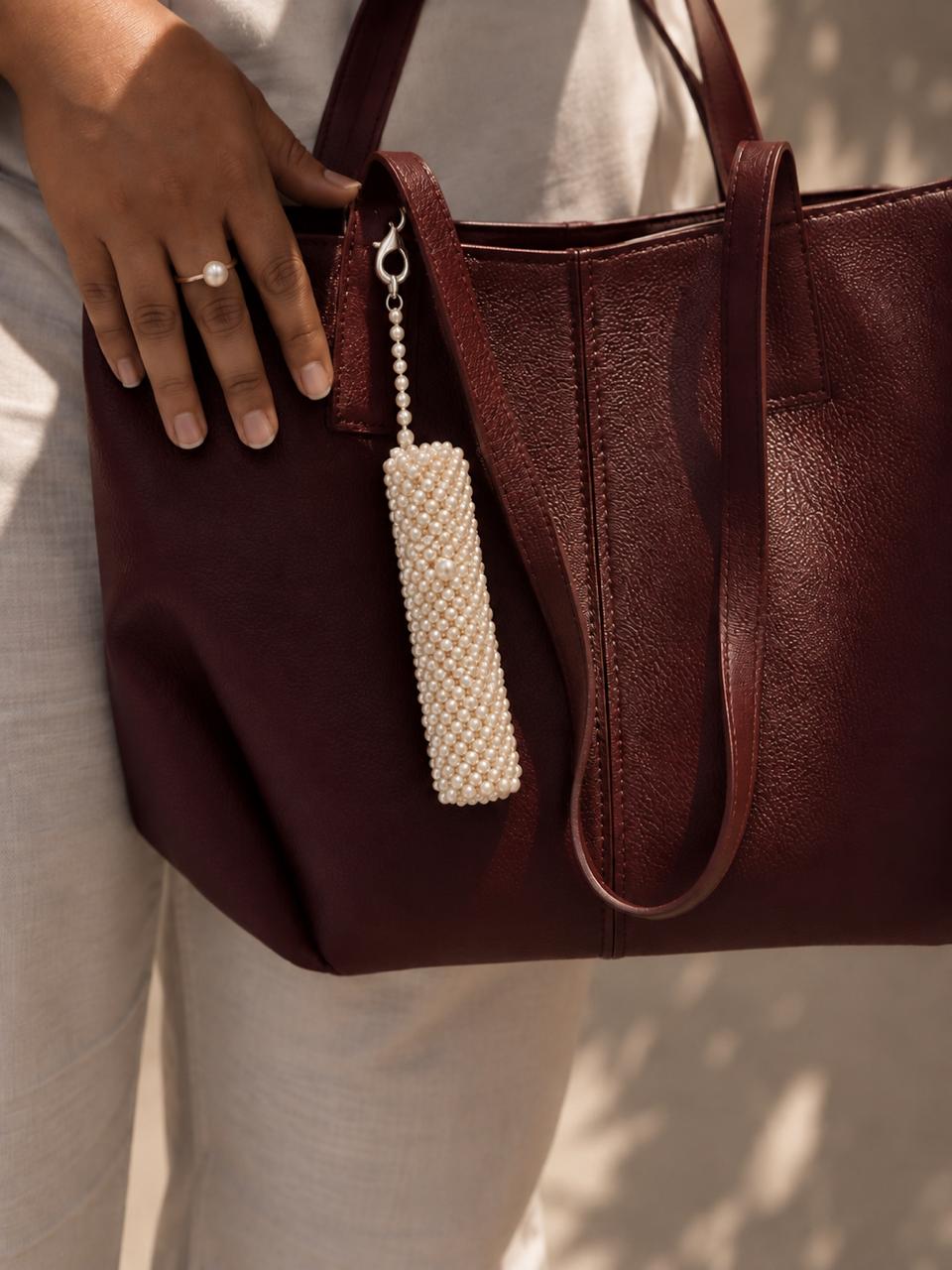 PEARLY POUT LIPSTICK HOLDER